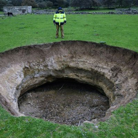 Κρατήρες και ρωγμές στη Νίσυρο