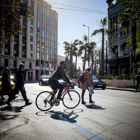 Κορωνοϊός στην Αττική: Ποδηλάτης και πεζοί διασχίζουν διάβαση στην Πανεπιστημίου