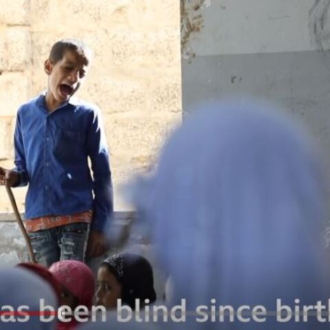 O 9χρονος τυφλός δάσκαλος του σχολείου της Τάιζ