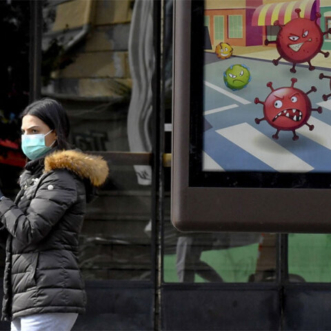 Κοπέλα με μάσκα για τον κορωνοϊό στην Ιταλία