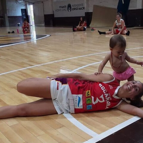 Η Αντονέλα Γκονζάλες και η κόρη της, Μάντι, την οποία η 30χρονη αθλήτρια μπάσκετ θήλασε στο ημίχρονο του αγώνα στην Αργεντινή