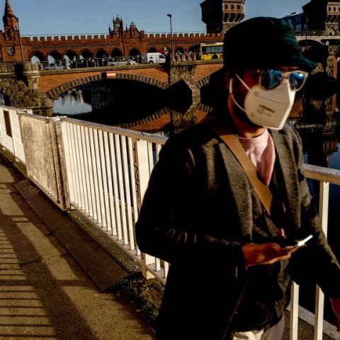 Πολίτης με μάσκα στη Γερμανία