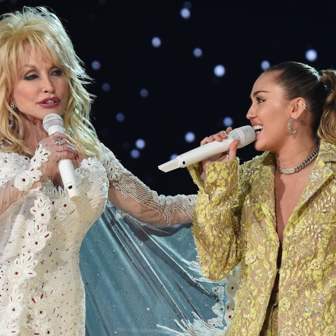 H Dolly Parton με την βαφτιστήρα της Miley Cyrus