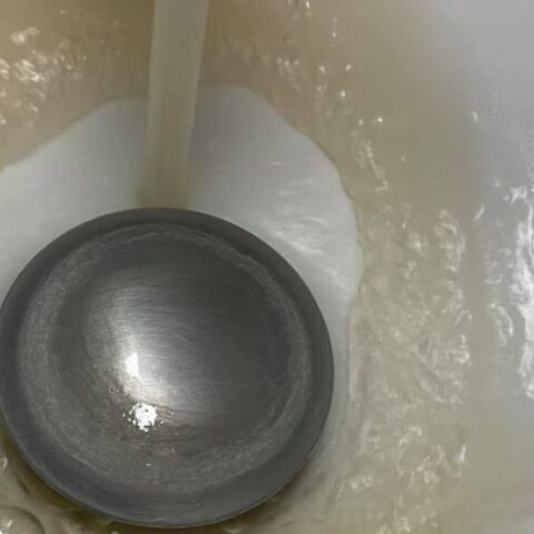 Θολό νερό βγαίνει από τις βρύσες στη Λάρισα