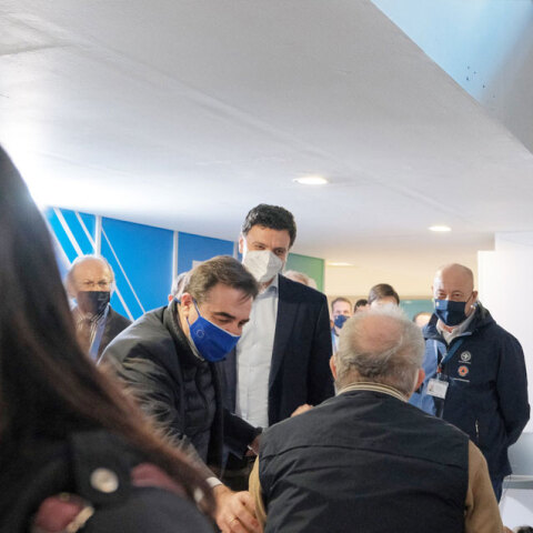 Μαργαρίτης Σχοινάς και Βασίλης Κικίλιας στο mega εμβολιαστικό κέντρο «Προμηθέας» στο Μαρούσι