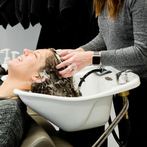 Κομμώτρια λούζει κοπέλα σε λουτήρα κομμωτηρίου