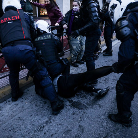 Επεισόδια στην Πανεπιστημίου σε διαδήλωση για τον Δημήτρη Κουφοντίνα - Αστυνομικοί ακινητοποιούν διαδηλωτή