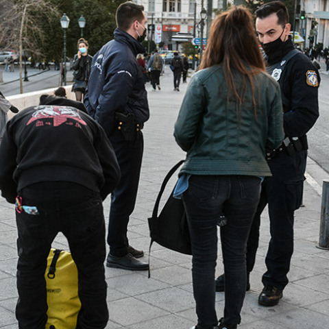 ΠΡΟΛΗΠΤΙΚΟΙ ΕΛΕΓΧΟΙ ΑΠΟ ΤΗΝ ΑΣΤΥΝΟΜΙΑ ΣΕ ΚΟΣΜΟ ΠΕΡΙΜΕΤΡΙΚΑ ΤΗΣ ΠΛΑΤΕΙΑΣ ΣΥΝΤΑΓΜΑΤΟΣ