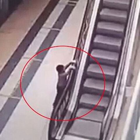 Παιδί έχει «γαντζωθεί» σε κυλιόμενες σκάλες εμπορικού κέντρου στη Ρωσία