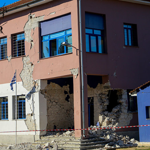 ΙΣΧΥΡΟΣ ΣΕΙΣΜΟΣ 6,3 ΡΙΧΤΕΡ ΣΤΗΝ ΕΛΑΣΣΟΝΑ // ΔΑΜΑΣΙ ΣΧΟΛΕΙΟ