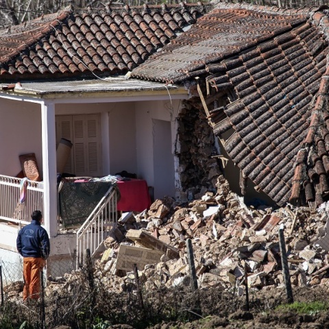 Κατέρρευσε τμήμα κτηρίου μετά τον σεισμό στην Ελασσόνα