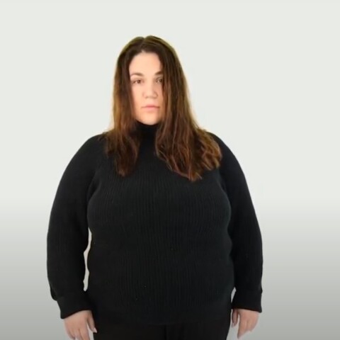 Γυναίκα με μαύρα ρούχα σε σποτ εναντίον του bullying