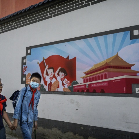 Κινέζοι μαθητές που πηγαίνουν στο σχολείο