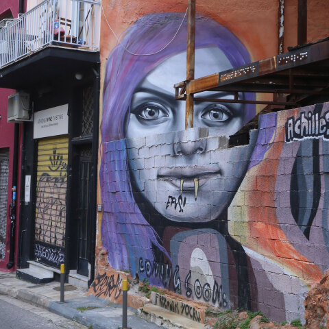 Γκράφιτι στου Ψυρρή - Στις 19.00 το απόγευμα ξεκινά σήμερα Κυριακή η απαγόρευση κυκλοφορίας στην Αττική, σύμφωνα με τα μέτρα για το lockdown