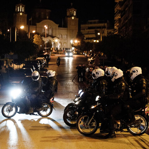 Ένταση και επεισόδια στη Νέα Σμύρνη ανάμεσα σε αστυνομικούς και πολίτες