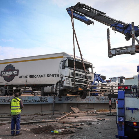 Κηφισός: Σοβαρό τροχαίο με φορτηγό - Γερανός σηκώνει το βαρύ όχημα