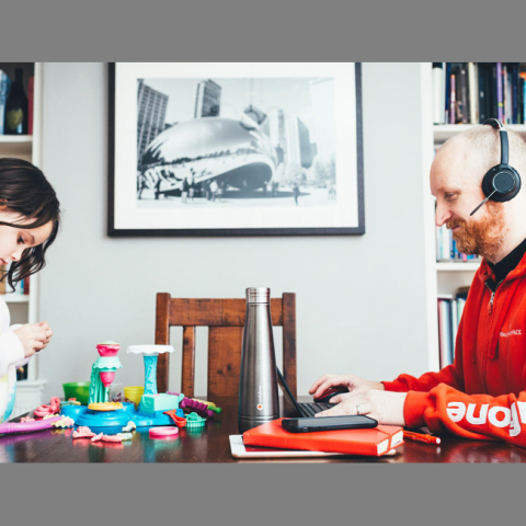 Η Vodafone στηρίζει τις εργαζόμενες μητέρες