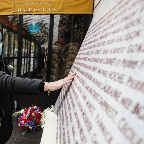 Γυναίκα στο μνημείο για τα θύματα της επίθεσης στο Μπατακλάν 