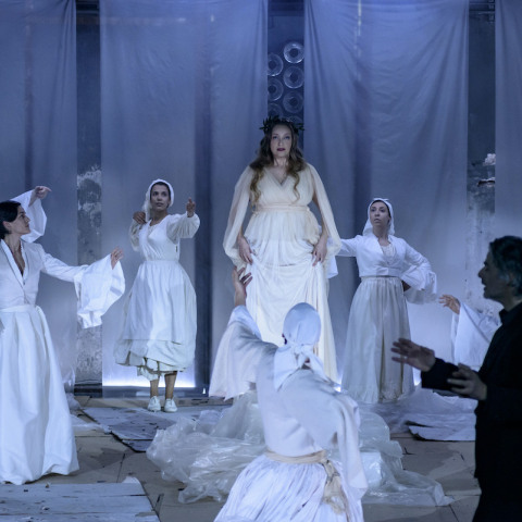 «Ελεύθεροι Πολιορκημένοι. Από την πρώτη σκηνή της παράστασης. Σε πρώτο πλάνο ο ποιητής (Αντώνης Μυριαγκός) και στη μέση η Μούσα (Λένα Δροσάκη). 