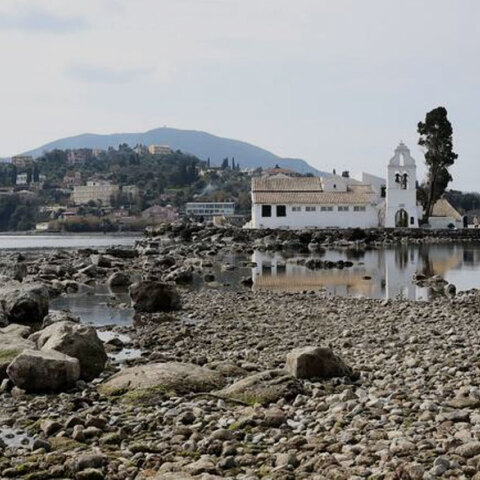 Στην Κέρκυρα η θάλασσα υποχώρησε, αποκαλύπτοντας τον βυθό στο Ποντικονήσι