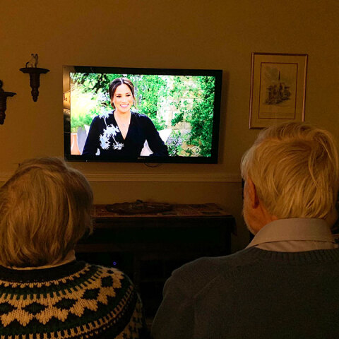 Αμερικανοί παρακολουθούν στην τηλεόραση τη συνέντευξη Μέγκαν - Χάρι στην Όπρα Γουίνφρεϊ