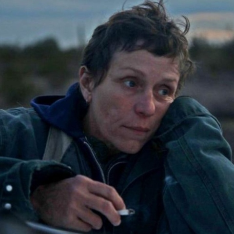 Η Φράνσις ΜακΝτόρμαντ στην ταινία «Nomadland» της Κλόι Ζάο