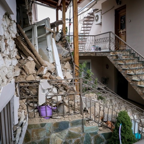 Καταστροφές σε σπίτια από τον σεισμό στο χωριό Δαμάσι