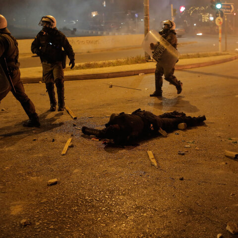 Νέα Σμύρνη - Επεισόδια: Ο αστυνομικός που ξυλοκοπήθηκε από διαδηλωτές