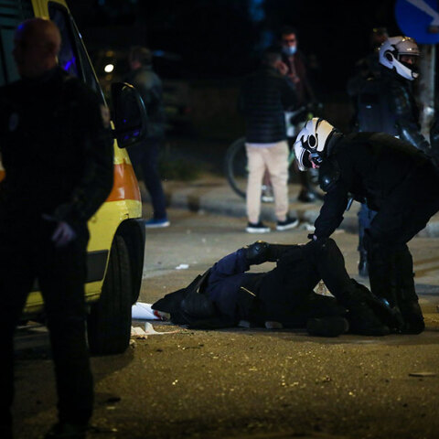 Επεισόδια στη Νέα Σμύρνη - Τραυματισμένος αστυνομικός στο έδαφος