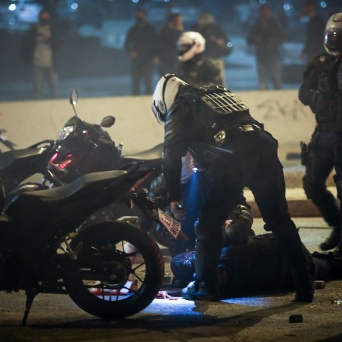 Τραυματίας αστυνομικός στα επεισόδια της Νέας Σμύρνης