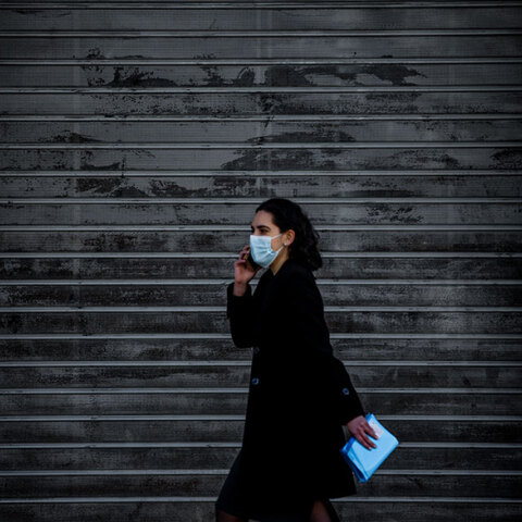 Αττική - Lockdown: Κοπέλα με μάσκα για τον κορωνοϊό μπροστά από κλειστό κατάστημα στην Αθήνα