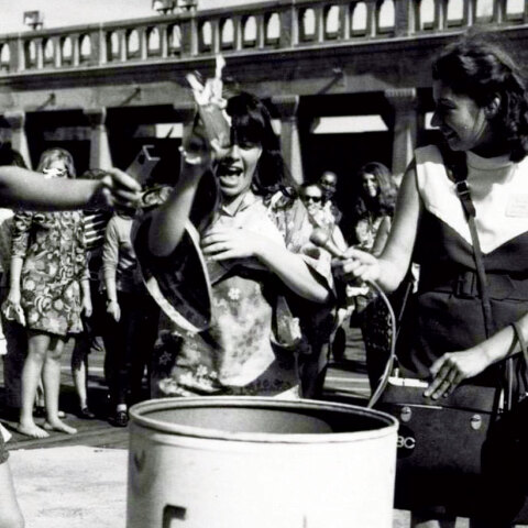 Ασπρόμαυρη φωτογραφία με κοπέλες που καίνε σουτιέν σε σιδερένιο κάδο