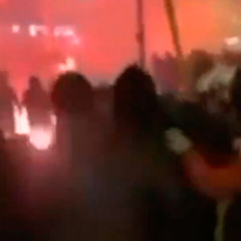 Νέα Σμύρνη - Αστυνομικός: Με καδρόνια τον χτυπούσαν, ενώ ήταν πεσμένος στο έδαφος