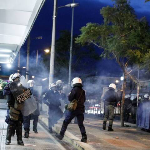 Επεισόδια μεταξύ της αστυνομίας και πολιτών στην Πλατεία της Ν.Σμύρνης, όταν πολίτες διαμαρτυρήθηκαν για την επιβολή προστίμου μετακίνησης σε οικογένεια που καθόταν στην πλατεία