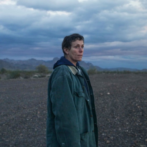 Η Φράνσις ΜακΝτόρμαντ στην ταινία «Nomadland» της Κλόι Ζάο