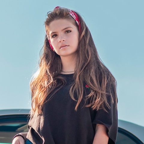 Κοπέλα στέκεται μπροστά από αμάξι