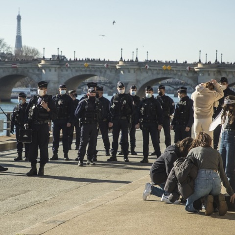 Γαλλία: Αστυνομικοί στην όχθη του Σηκουάνα