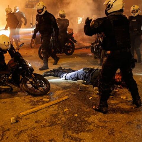 Νέα Σμύρνη - Επεισόδια: Αστυνομικός πεσμένος στο έδαφος μετά τον ξυλοδαρμό του από διαδηλωτές