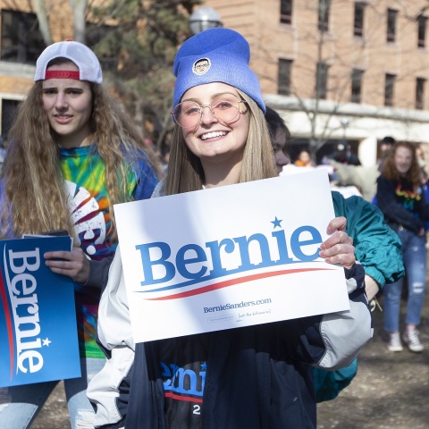 Γυναίκες που κρατούν πλακάτ για τον Μπέρνι Σάντερς στις ΗΠΑ