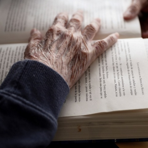 Ηλικιωμένος διαβάζει το βιβλίο του σε γηροκομείο