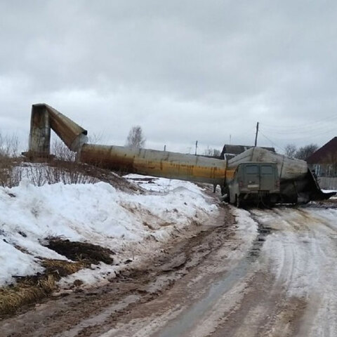 Δεξαμενή νερού έκανε «κομμάτια» βανάκι στη Ρωσία - Όλα πήγαν στραβά με την κατεδάφιση