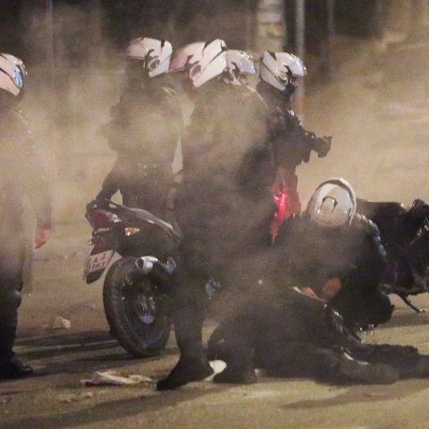 Νέα Σμύρνη: Ο τραυματισμένος αστυνομικός στο οδόστρωμα