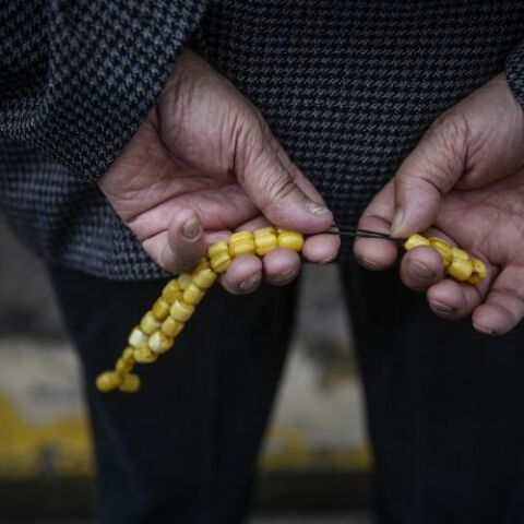 Συνταξιούχος με κομπολόι 