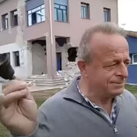 Ο διευθυντής στο Δημοτικό Σχολείο του Δαμασίου χτυπά το τελευταίο κουδούνι