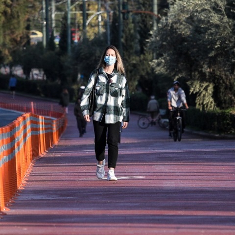 Στιγμιότυπο από το lockdown στην Αθήνα - Γυναίκα με μάσκα