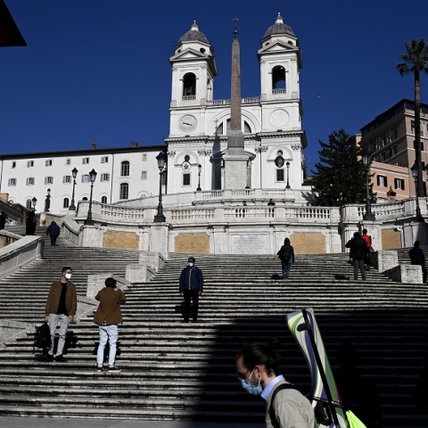 Πολίτες με μάσκες στη Ρώμη