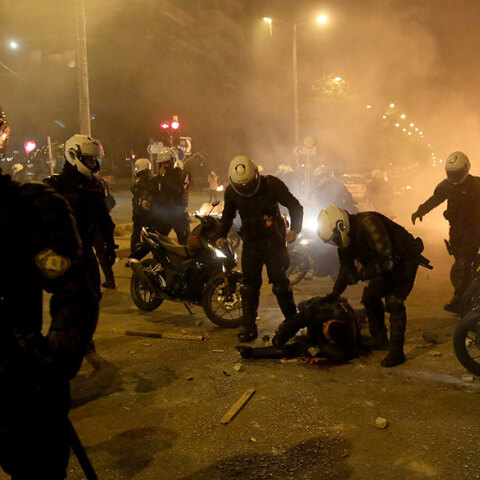 Νέα Σμύρνη: Πεσμένος στην άσφαλτο ο αστυνομικός μετά τον ξυλοδαρμό του, δέχεται τις πρώτες βοήθειες από συναδέλφους του