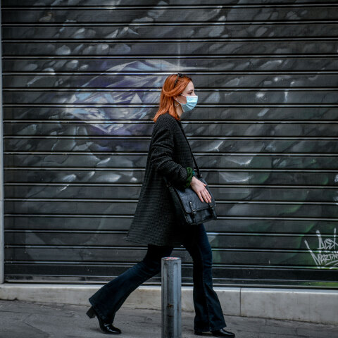 Αττική - Lockdown: Κοπέλα με μάσκα για τον κορωνοϊό στο κέντρο της Αθήνας