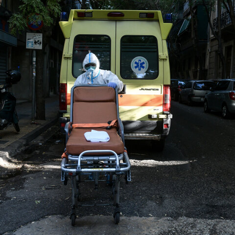 Υγειονομικός με προστατευτική στολή για τον κορωνοϊό σπρώχνει φορείο το οποίο θα χρησιμοποιηθεί για νέο ασθενή με Covid-19 (ΦΩΤΟ ΑΡΧΕΙΟΥ)