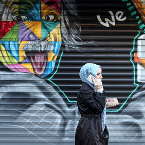 Τουρκία: Κοπέλα με μάσκα για τον κορωνοϊό μιλά στο κινητό